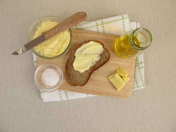 margarina vegana fatta in casa sul pane - butter margarine fat bread foto e immagini stock