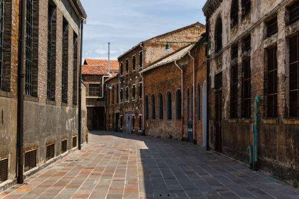 venezia, itália - de junho de 2015: fundição velha exteriores de edifícios na ilha de murano rua perto de veneza, itália - siderurgy - fotografias e filmes do acervo