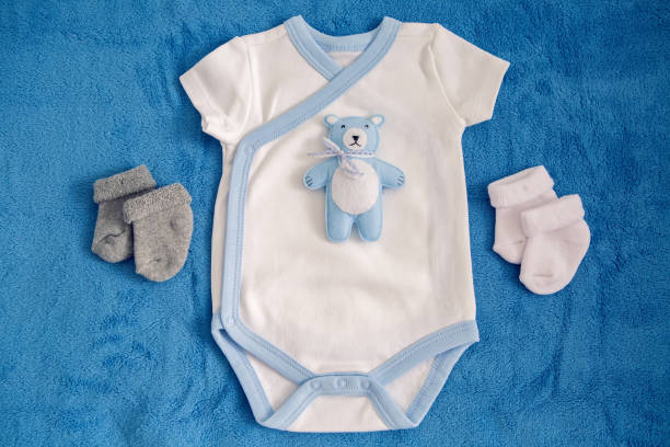 bear jouet couché sur blanc - playground cute baby blue photos et images de collection