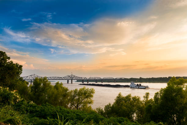 barca nel fiume mississippi vicino al vicksburg bridge a vicksburg, mississippi, usa. - narrow boat foto e immagini stock