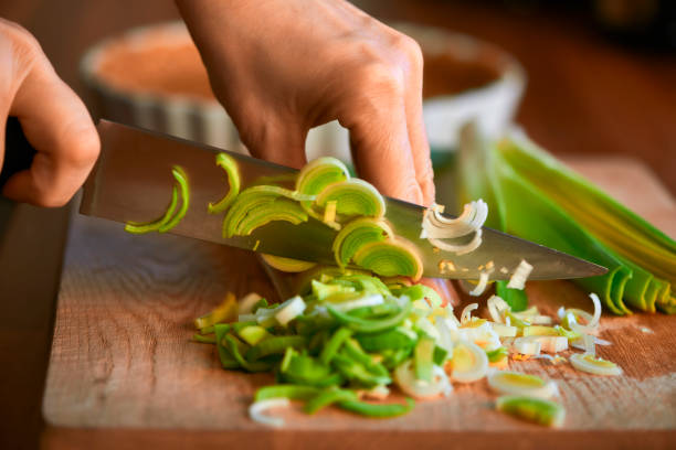 casalinga prepara verdure nella sua cucina - porro foto e immagini stock