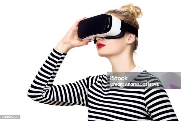 Frau Mit Virtualrealitybrille Vrkonzept Stockfoto und mehr Bilder von Virtual-Reality-Simulator - Virtual-Reality-Simulator, Virtuelle Realität, Freisteller – Neutraler Hintergrund