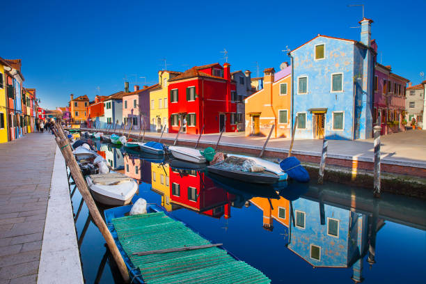 maisons et canal de burano, près de venise, italie - venice italy flash photos et images de collection