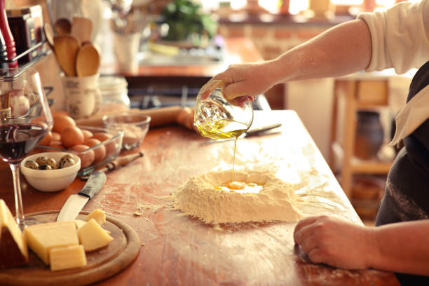 fare l'impasto per la pasta - bread kneading making human hand foto e immagini stock