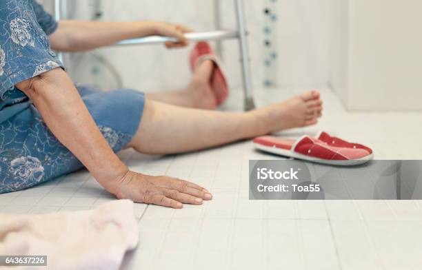 Ältere Fallen Im Badezimmer Rutschigem Untergrund Stockfoto und mehr Bilder von Fallen