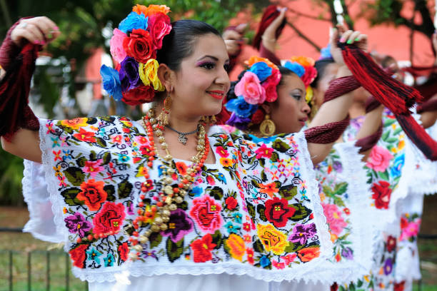 Dançarinos nas ruas mexicanas em trajes nacionais feitos à mão - foto de acervo