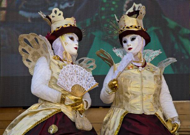 par en el carnaval de venecia - couple performer people venice italy fotografías e imágenes de stock