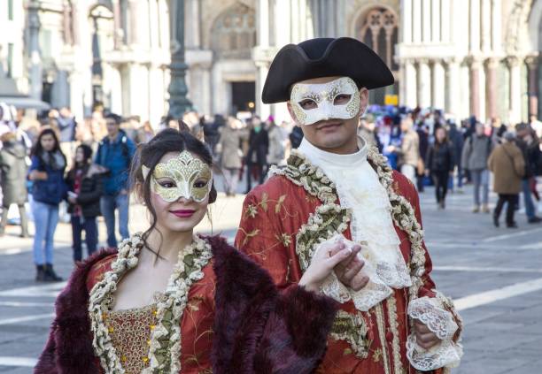 par en el carnaval de venecia - couple performer people venice italy fotografías e imágenes de stock