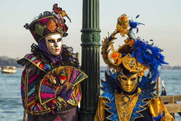 par en el carnaval de venecia - couple performer people venice italy fotografías e imágenes de stock