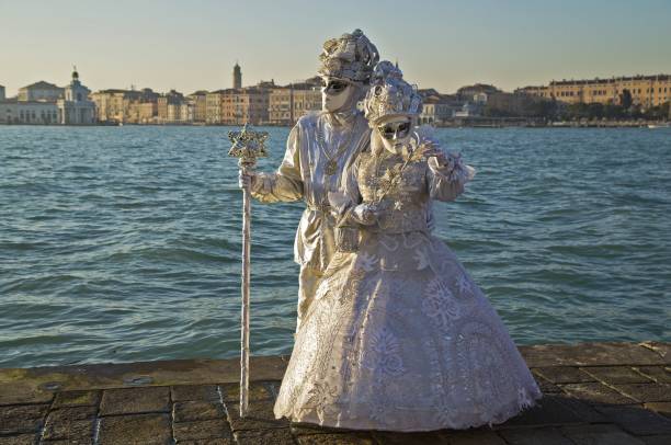 couple in the venice carnival - couple performer people venice italy imagens e fotografias de stock