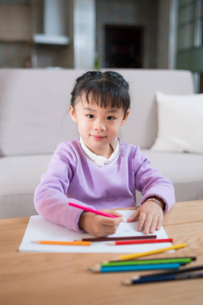 istock chinese little girl learn to draw 643659298
