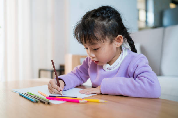 istock chinese little girl learn to draw 643659692