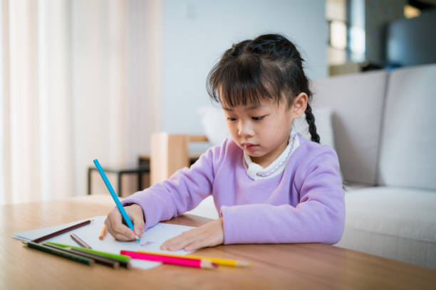 istock chinese little girl learn to draw 643659694