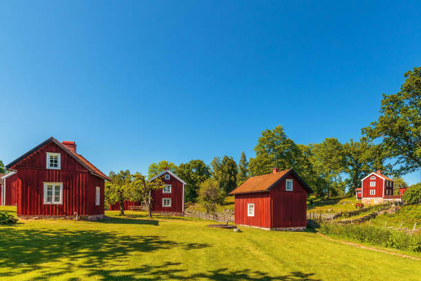 スウェーデンの歴史的な村 - red cottage small house ストックフォトと画像