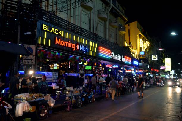 birrerie di notte a nana, sukhumvit, bangkok - prostitution night horizontal outdoors foto e immagini stock