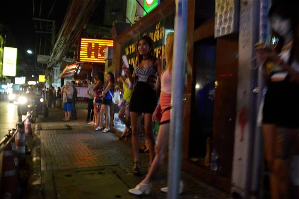 prostitute sul marciapiede di soi nana, sukhumvit, bangkok, thailandia - prostitution night horizontal outdoors foto e immagini stock