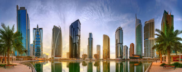 vista panoramica della business bay e della lake tower, riflessione in un fiume, emirati arabi uniti - dubai yacht luxury marina foto e immagini stock