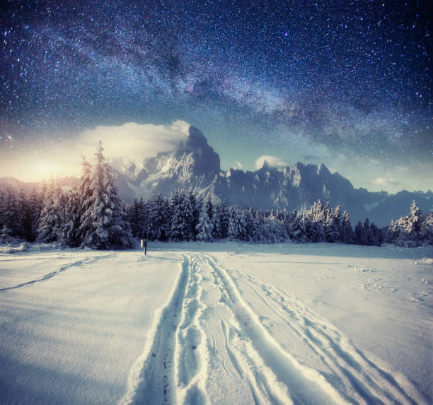 sternenhimmel im verschneiten winternacht. fantastische milchstraße - asterism stock-fotos und bilder