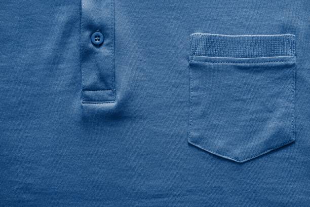 teils hemd nahaufnahme der dunkelblauen farbe - polo shirt shirt clothing textile stock-fotos und bilder