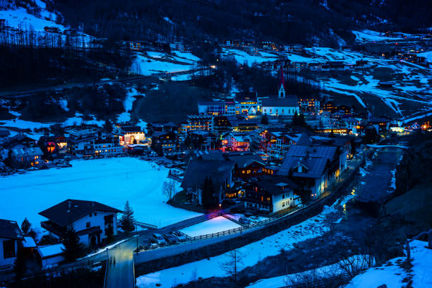 miasto soelden (solden), tyrol, austria o zmierzchu - ski resort village austria winter zdjęcia i obrazy z banku zdjęć