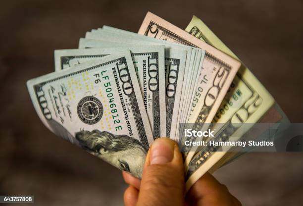 인식할 수 없는 성숙한 남자 미국 달러 지폐를 들고 미국 지폐 통화에 대한 스톡 사진 및 기타 이미지 - 미국 지폐 통화, 미국 화폐 단위, 통화