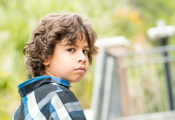 little boy headshot - little boys child sadness depression imagens e fotografias de stock