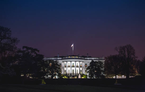 white house at night - building exterior mid atlantic usa usa night fotografías e imágenes de stock