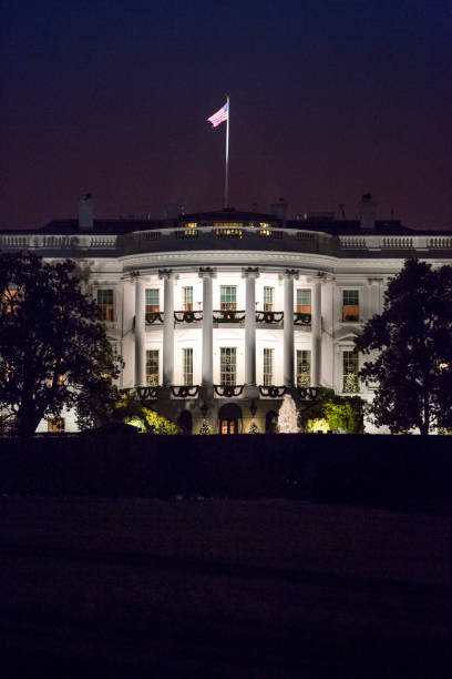 ホワイトハウスでのご宿泊 - white house washington dc dark vertical ストックフォトと画像