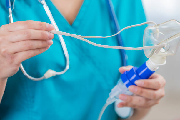 krankenschwester hält einen vernebler - nebulizer stock-fotos und bilder