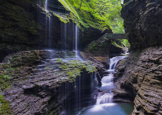 神の虹秋と天国への階段 - watkins glen ストックフォトと画像