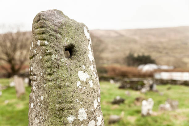 ogham-stein in einem friedhof - thumb stones stock-fotos und bilder