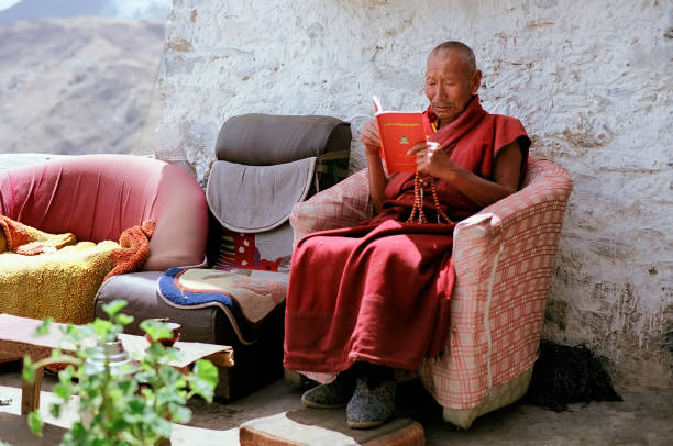 libro de lectura de anciano lama. - tibetan buddhism wind tibet horizontal fotografías e imágenes de stock