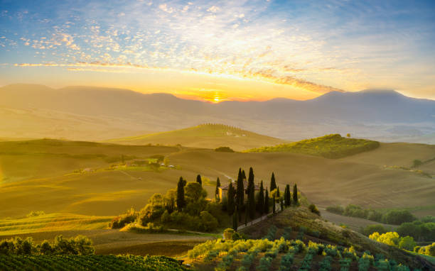 тосканская осенний пейзаж - montepulciano стоковые фото и изображения