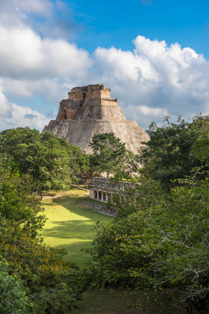 пирамида волшебник в uxmal, юкатан, мексика - mayan pyramids стоковые фото и изображения