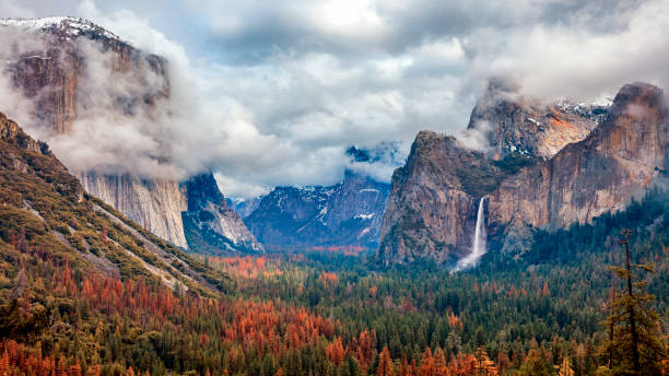 vue de tunnel du parc national de yosemite, californie, é.-u. - yosemite national park waterfall half dome california photos et images de collection