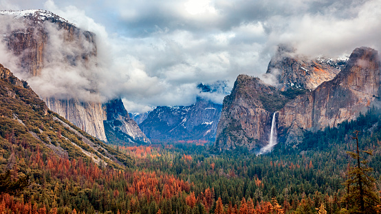 Yosemite National Park tunnel view. El capitan on the left side and bridal veil falls on the right side.