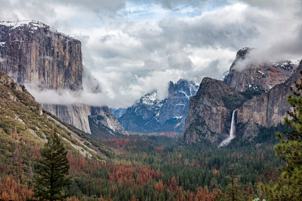 vista del tunnel del parco nazionale di yosemite, california, stati uniti - yosemite national park waterfall half dome california foto e immagini stock