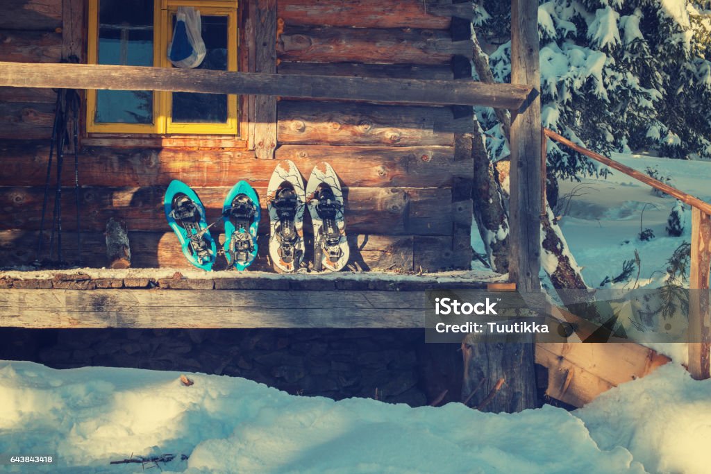 Raquettes sur un porche de vieille cabine de notation - Photo de Randonnée pédestre libre de droits