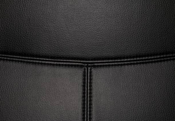 縫い目が付いている黒い革の質感の背景表面。 - leather sewing label patch ストックフォトと画像