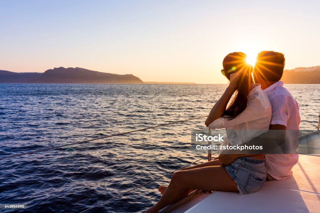 Pareja romántica en yate al atardecer - Foto de stock de Puesta de sol libre de derechos