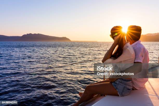 日没時のヨットでロマンチックなカップル - 日没のストックフォトや画像を多数ご用意 - 日没, カップル, セールボート