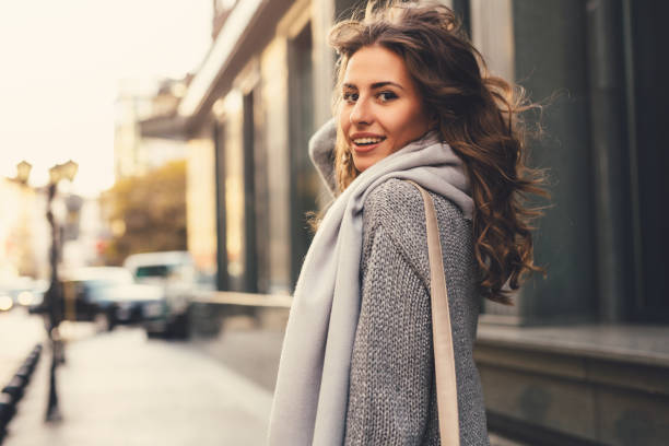 mulher bonita na cidade - women looking over shoulder people cute - fotografias e filmes do acervo