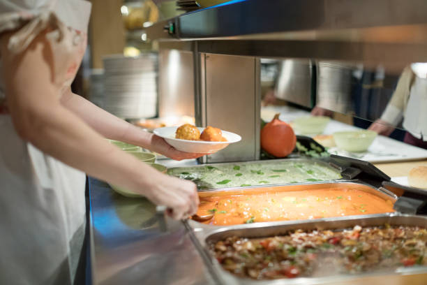 pracownik kafeterii serwujący lunch - cafeteria food service business zdjęcia i obrazy z banku zdjęć