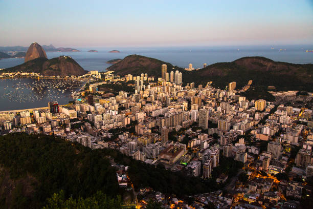 rio de janeiro illuminata di notte, botafogo, brasile - rio de janeiro night sugarloaf mountain corcovado foto e immagini stock