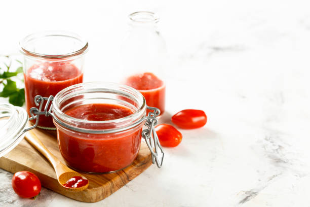 ketchup casero - chutney jar tomato preserved fotografías e imágenes de stock
