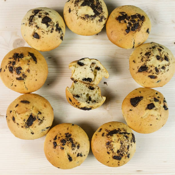 istock Circle of muffins with chocolate drops on wood- top view 643898836