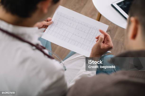 Foto de Mostrando Resultados De Ecg De Um Paciente De Médico e mais fotos de stock de Ritmo Cardíaco