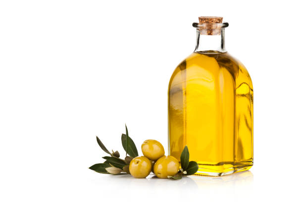 azeite garrafa e verde azeitona isolada no fundo branco - olive oil bottle olive cooking oil - fotografias e filmes do acervo