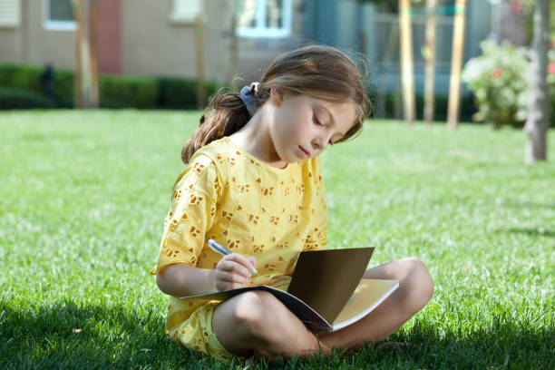草の上の少女 - child prodigy ストックフォトと画像