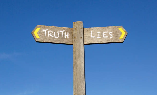 istock Conceptual Signpost - Truth and Lies 643950278